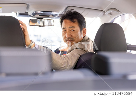 目視でバックする運転手 113476584