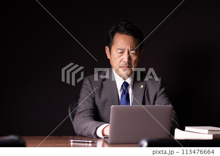 ビジネスマン　弁護士　悩む 113476664