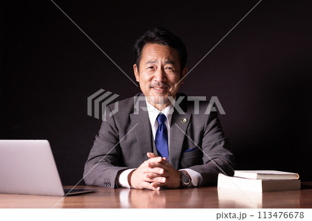 ビジネスマン　弁護士　お任せ 113476678