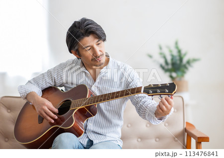 ギターを弾く男性 113476841