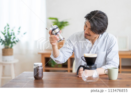 コーヒー豆を見る男性 113476855