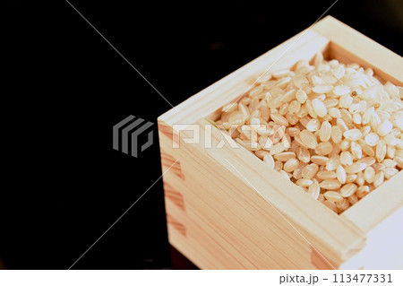 升に盛った玄米のアップ 113477331