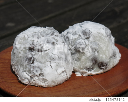 文京区の護国寺の縁台で撮影した有名店の豆大福 文京区の護国寺の縁台で撮影した有名店の豆大福 113478142