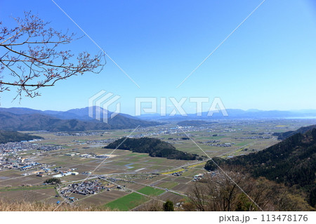 長浜市に広がる田畑と余呉川沿いの菜の花 長浜市に広がる田畑と余呉川沿いの菜の花 113478176