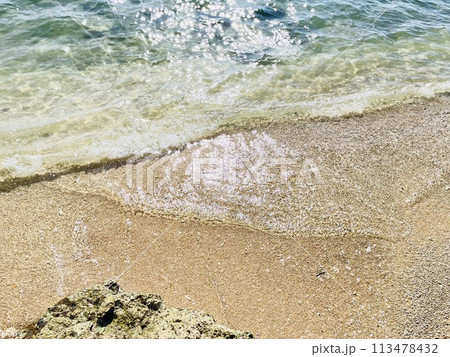 透き通った沖縄の夏の海 透き通った沖縄の夏の海 113478432