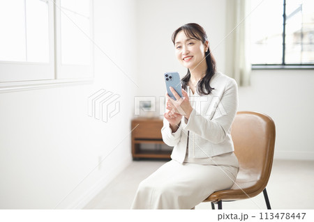 スマホを見るビジネスウーマン  113478447