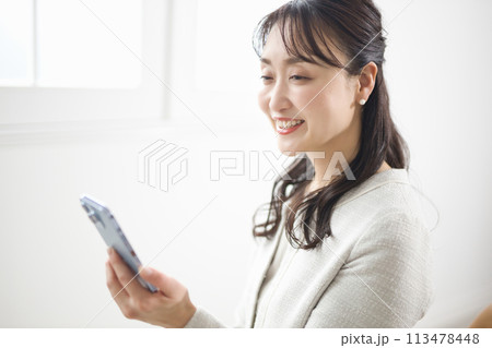 スマホを見るビジネスウーマン  113478448