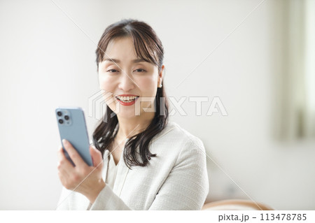スマホを見るビジネスウーマン  113478785