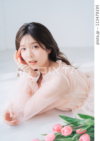 若い女性のファッション・ビューティーイメージ(ピンク) 若い女性のファッション・ビューティーイメージ(ピンク) 113479195