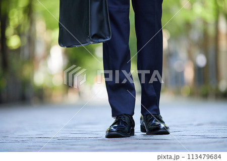 ビジネスイメージ スーツを着た男性の足元 ビジネスイメージ スーツを着た男性の足元 113479684