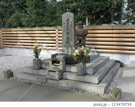 千代田区大手町にある将門塚（平将門の首塚） 113479759