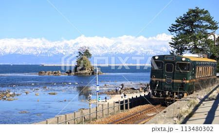 富山県　観光列車「べるもんた」と立山連峰 113480302