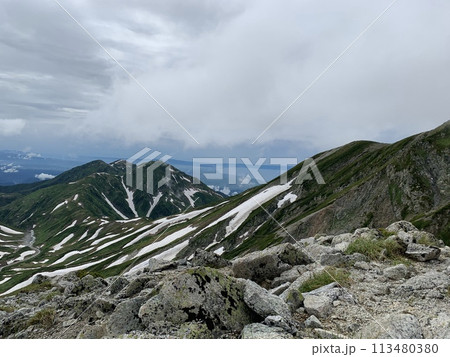 雪が残る山 113480380