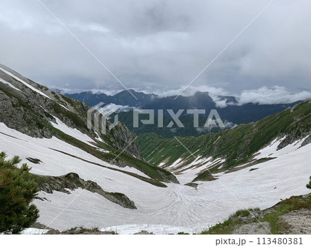 雪の残る立山 113480381