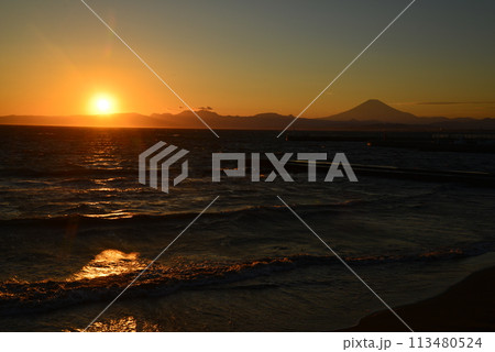 湘南の夕焼けと富士山(神奈川県藤沢市) 湘南の夕焼けと富士山(神奈川県藤沢市) 113480524