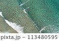 きれいな海でサーフィン 113480595