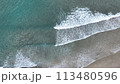 ドローンで上空から撮影した波打ち際 113480596