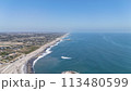 砂浜と波打ち際 113480599