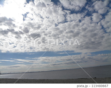稲毛海岸上空の青い空と白い雲 113480667