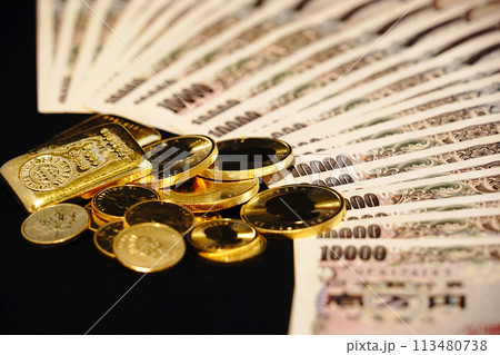 金貨などの実物資産とお札の共演 113480738