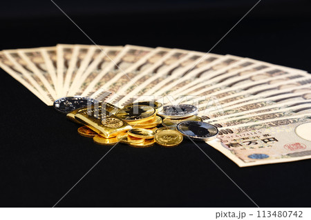 金貨などの実物資産とお札の共演 金貨などの実物資産とお札の共演 113480742