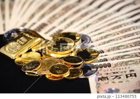 金貨などの実物資産とお札の共演 113480755