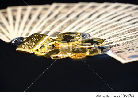 金貨などの実物資産とお札の共演 113480763