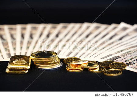 金貨などの実物資産とお札の共演 113480767