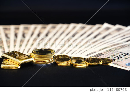 金貨などの実物資産とお札の共演 113480768