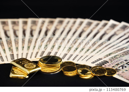 金貨などの実物資産とお札の共演 113480769