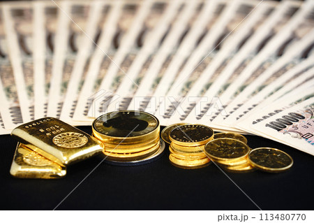 金貨などの実物資産とお札の共演 113480770