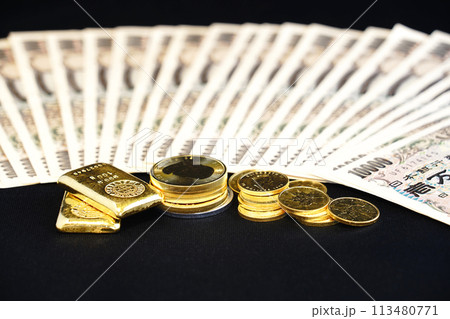 金貨などの実物資産とお札の共演 113480771
