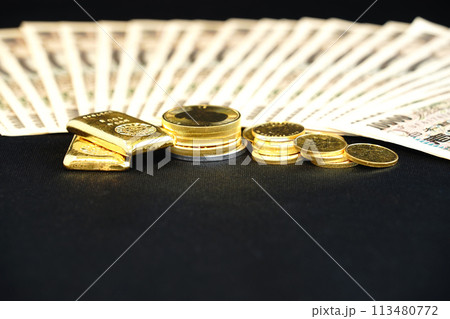 金貨などの実物資産とお札の共演 113480772