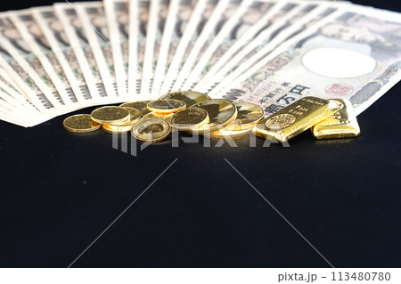 金貨などの実物資産とお札の共演 113480780