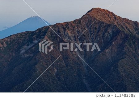 南アルプス・仙丈ヶ岳から見る残照の北岳と富士山 南アルプス・仙丈ヶ岳から見る残照の北岳と富士山 113482588