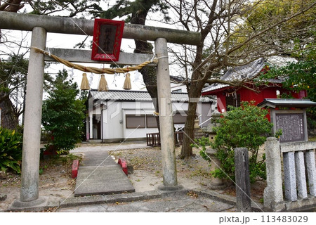 浜松市　弁天島の弁天神社鳥居と社殿 113483029