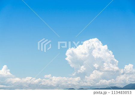 夏の青空と白い雲 113483053