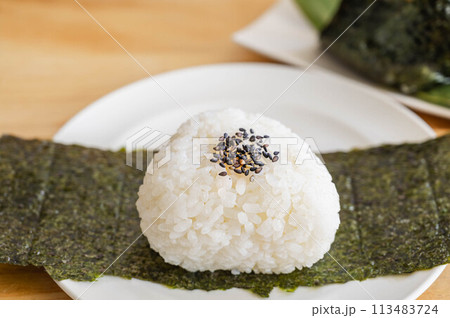 海苔を巻く塩おにぎり 113483724