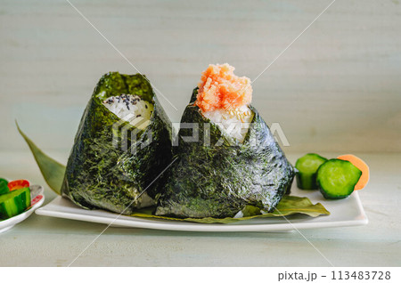 海苔を巻いた塩と明太子おにぎり 113483728