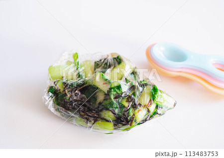 浅漬けの材料を入れて揉む　冷凍前 113483753
