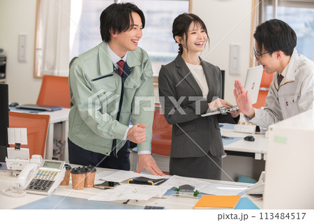 オフィスで打合せする男女3人のエンジニア 113484517