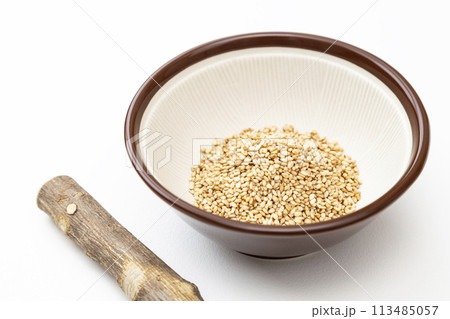 すり鉢と煎り胡麻 113485057