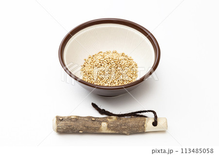 すり鉢と煎り胡麻 113485058