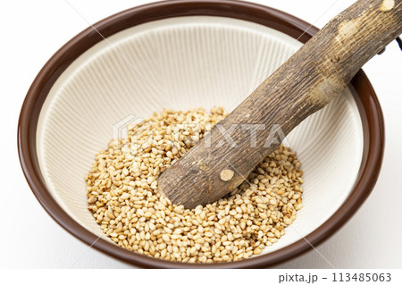 すり鉢と煎り胡麻 113485063