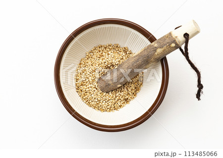 すり鉢と煎り胡麻 113485066