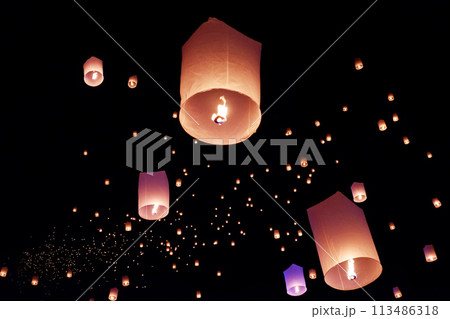コムローイ　タイ・チェンマイのランタンフェスティバル 113486318
