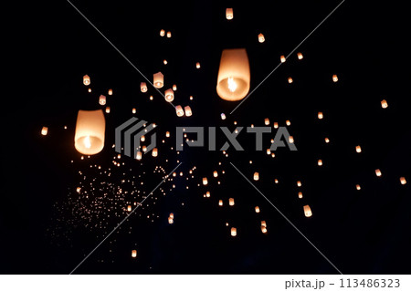 コムローイ　タイ・チェンマイのランタンフェスティバル 113486323