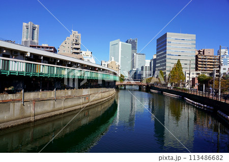 大岡川と調和した風景が美しい野毛都橋商店街 113486682