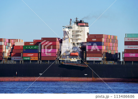 大井コンテナ埠頭に接岸する大型コンテナ船/ブリッジ部アップ（NYK VEGA） 113486686