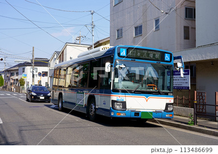 晴れた住宅街を走るJR本八幡駅行きの京成バス/ワイド(いすゞエルガ) 晴れた住宅街を走るJR本八幡駅行きの京成バス/ワイド(いすゞエルガ) 113486699